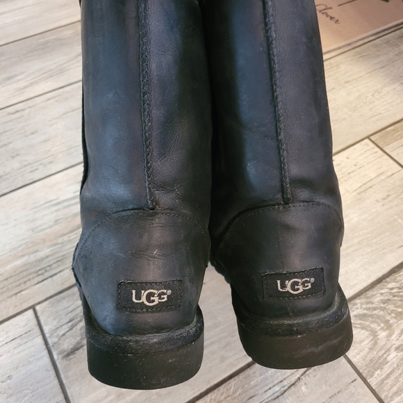 UGG Classic short black LEATHER Women's boots 10 comfy warm shearling lined - Picture 11 of 13